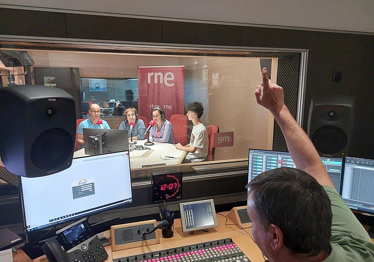 Estudios de Radio Nacional de España en Cantabria durante un programa en directo.