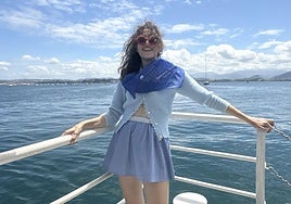 Teresa Gareche frente a la bahía de Santander.