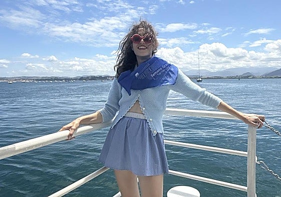 Teresa Gareche frente a la bahía de Santander.