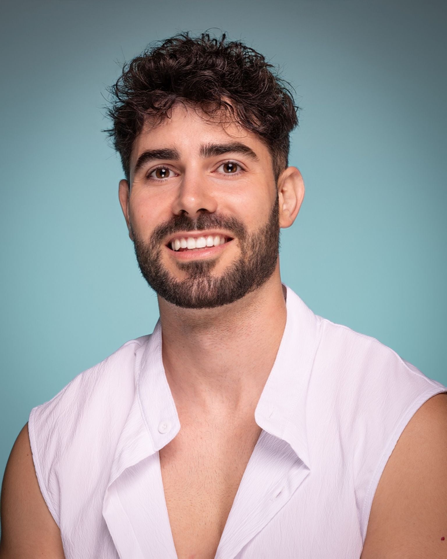 Alex Tyché, de 28 años, representará a Santander en la elección de Miss Mister RNB Cantabria. Mide 1,74, es 'data scientist' y músico, y cuenta con un doble Grado en Física y Matemáticas.