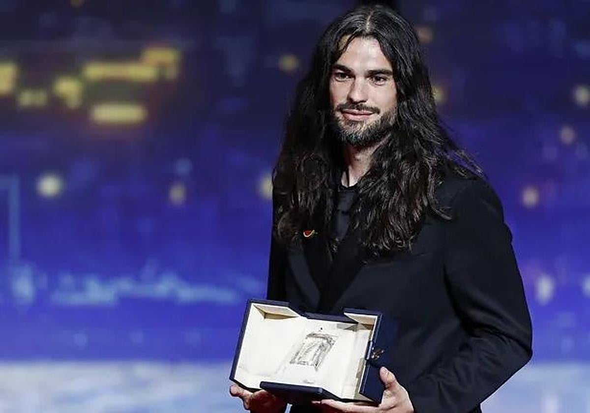 Oliver Laxe con el Premio del Jurado del Festival de Cannes.