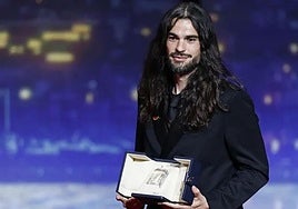 Oliver Laxe con el Premio del Jurado del Festival de Cannes.