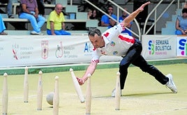 Óscar González, en un birle al medio durante la disputa este jueves de los octavos de final del Campeonato de España.