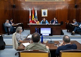 La alcaldesa de Santander, Gema Igual, junto a parte de su equipo de gobierno, este jueves, durante el pleno municipal.