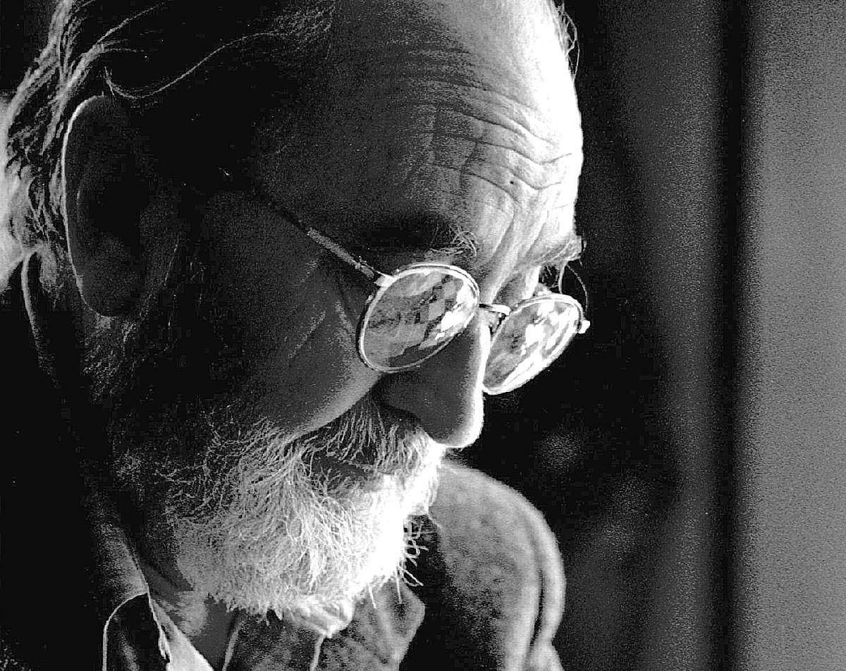 Lección ética, poética y visual de Ángel González