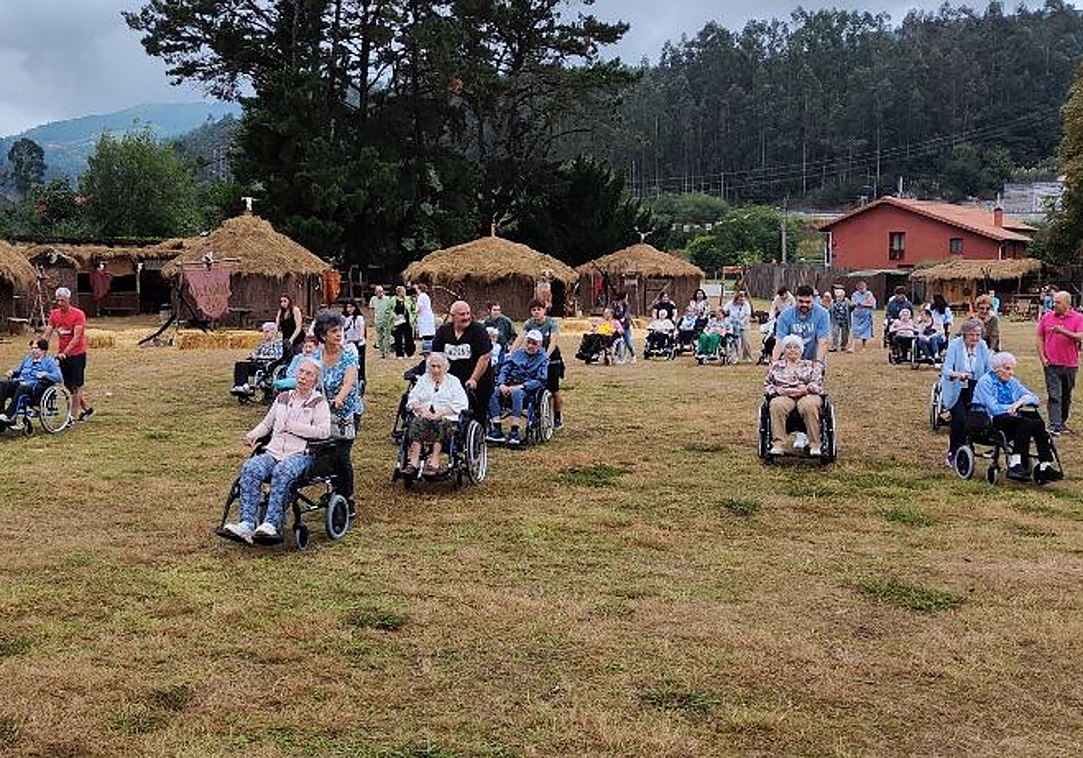 Visita de los mayores de la residencia de Los Corrales al campamento.