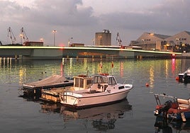 Vista del puente levadizo de Raos, en Santander, que permanece averiado desde febrero.