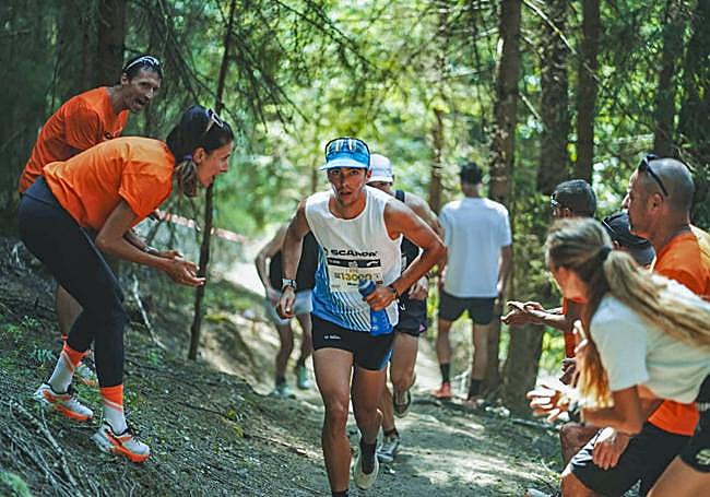 Marcos Villamuera, en un tramo ascendente, animado por sus compañeros.