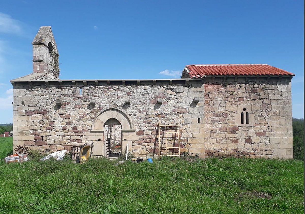 Ermita del Cintul, en Mazcuerras, con la espadaña recién restaurada por un grupo de voluntarios.