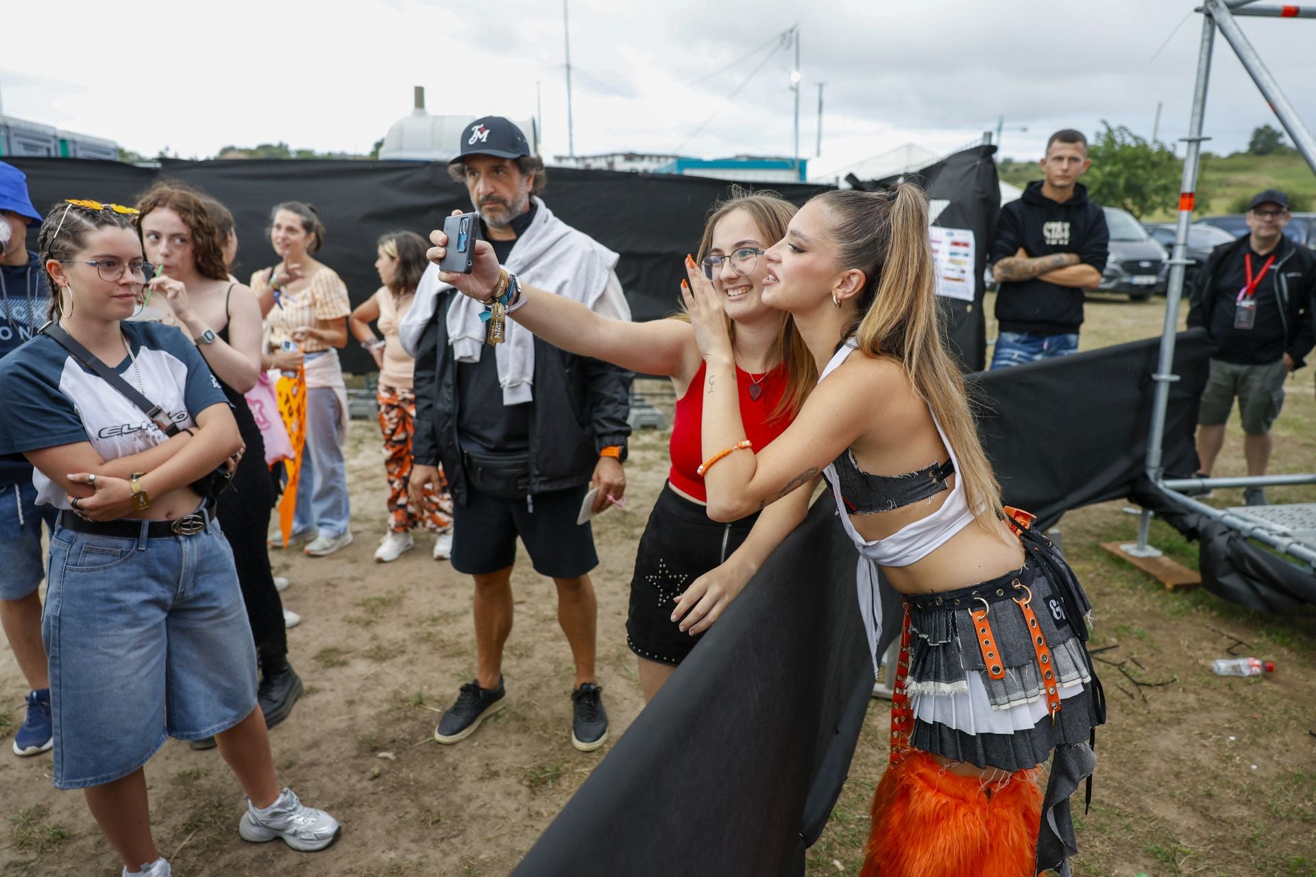 Denna se toma una foto con una aficionada.