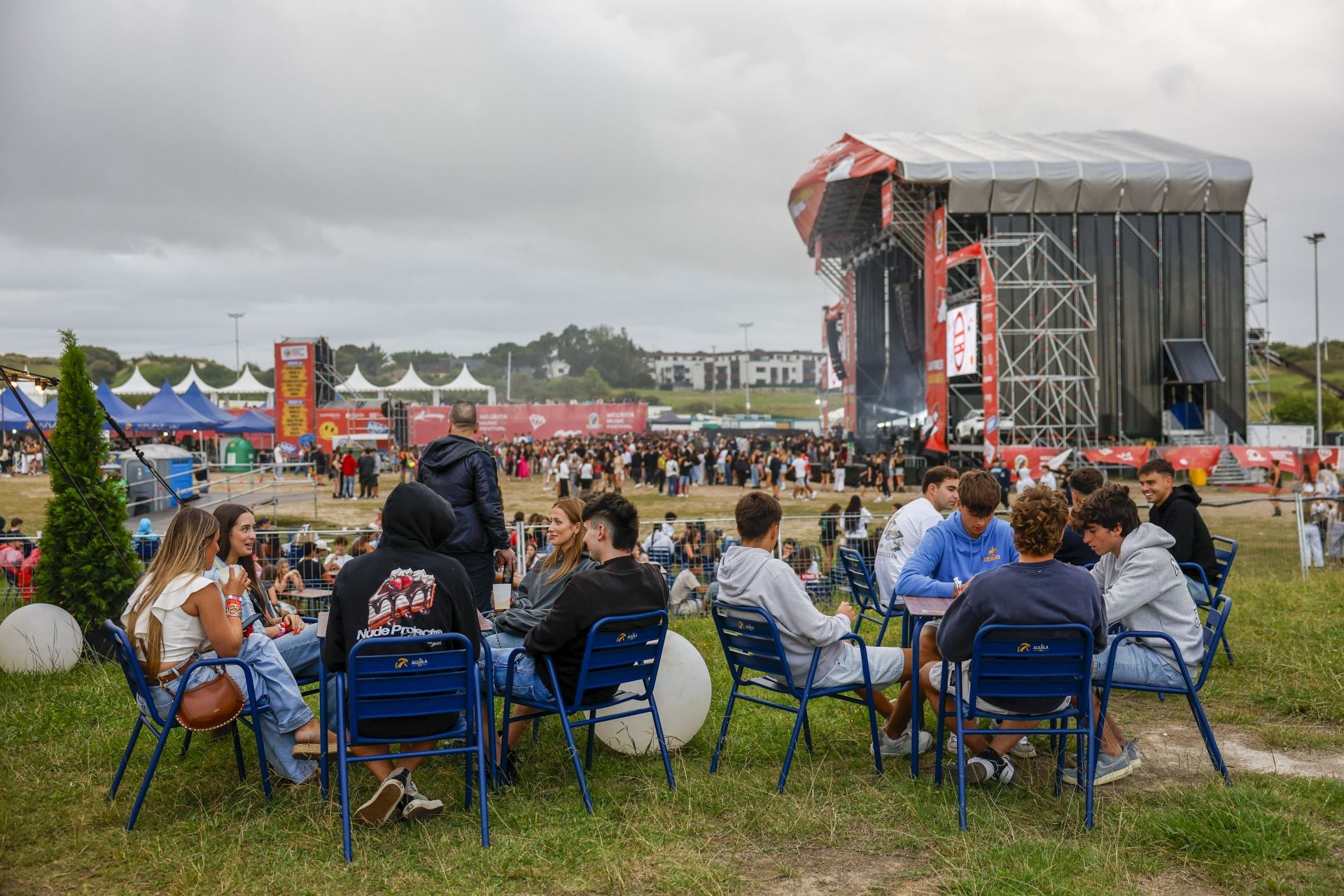 Vista desde la segunda zona de barras durante las primeras horas del espectáculo