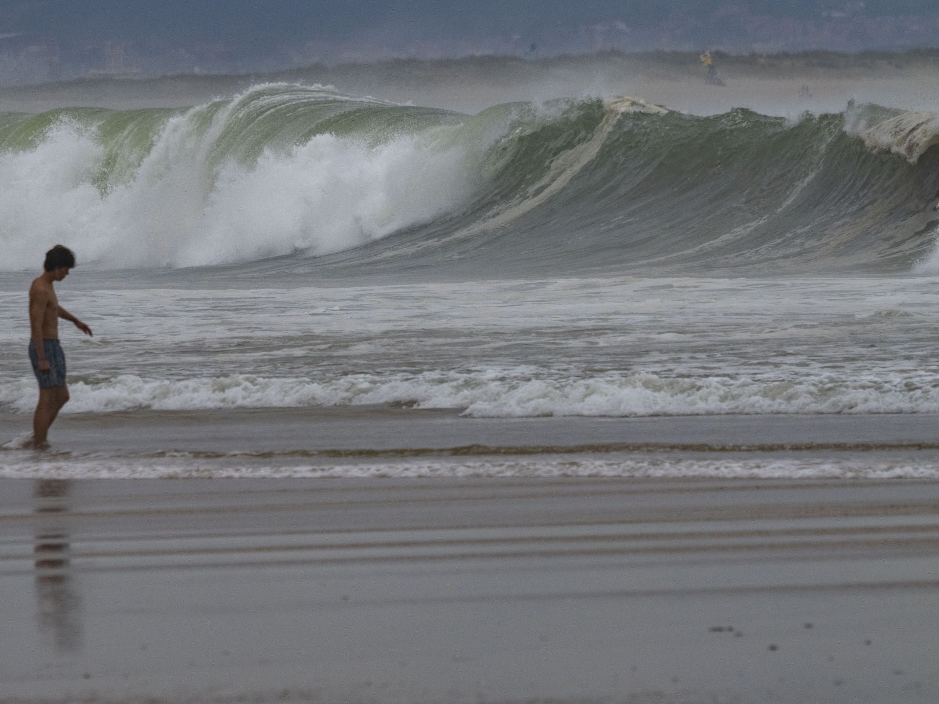 El huracán Erin se deja sentir con un impresionante oleaje en Cantabria