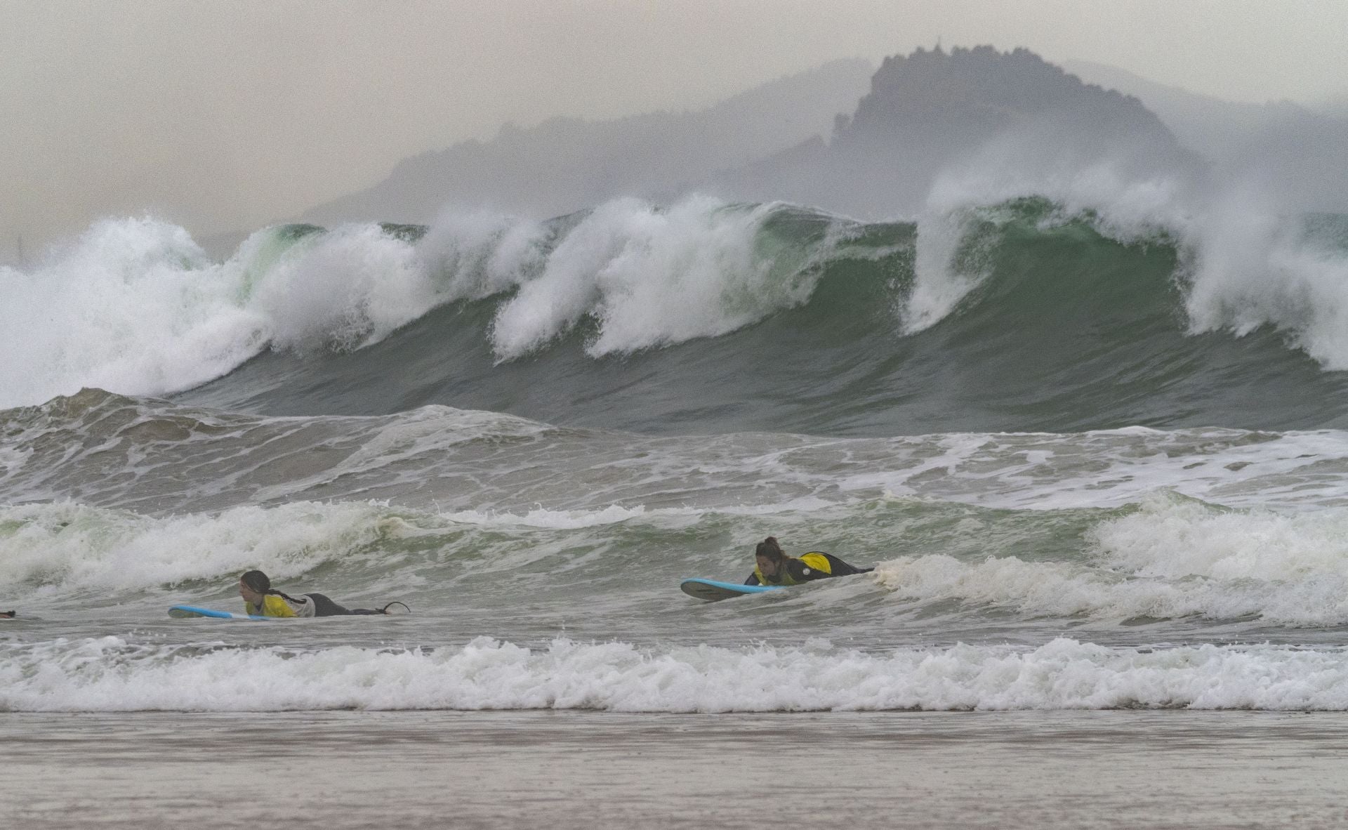 El huracán Erin se deja sentir con un impresionante oleaje en Cantabria