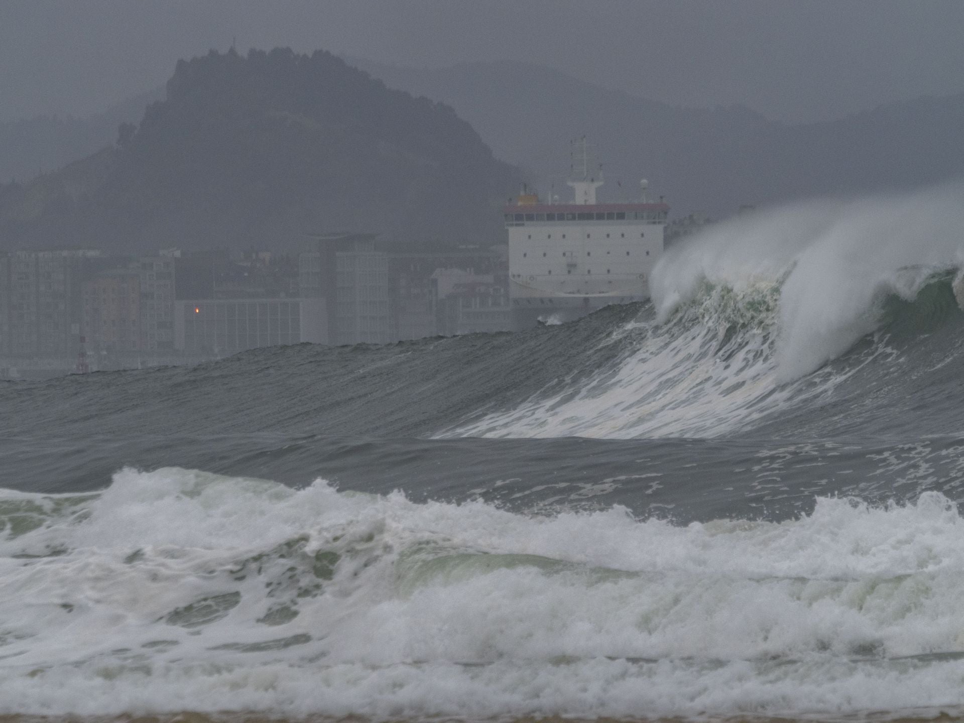 El huracán Erin se deja sentir con un impresionante oleaje en Cantabria