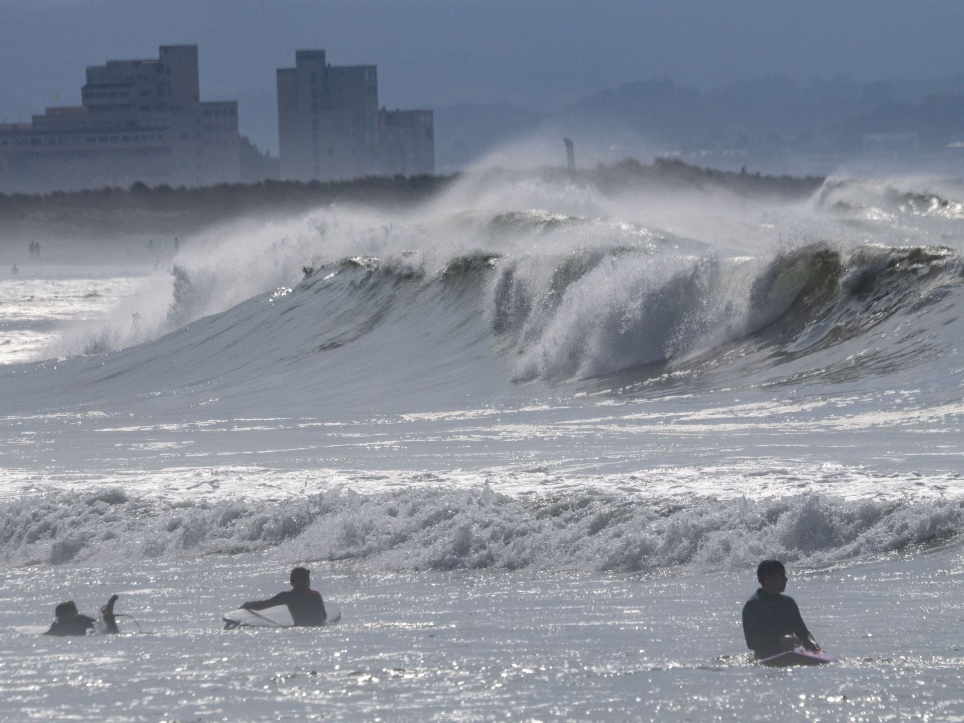 El huracán Erin se deja sentir con un impresionante oleaje en Cantabria