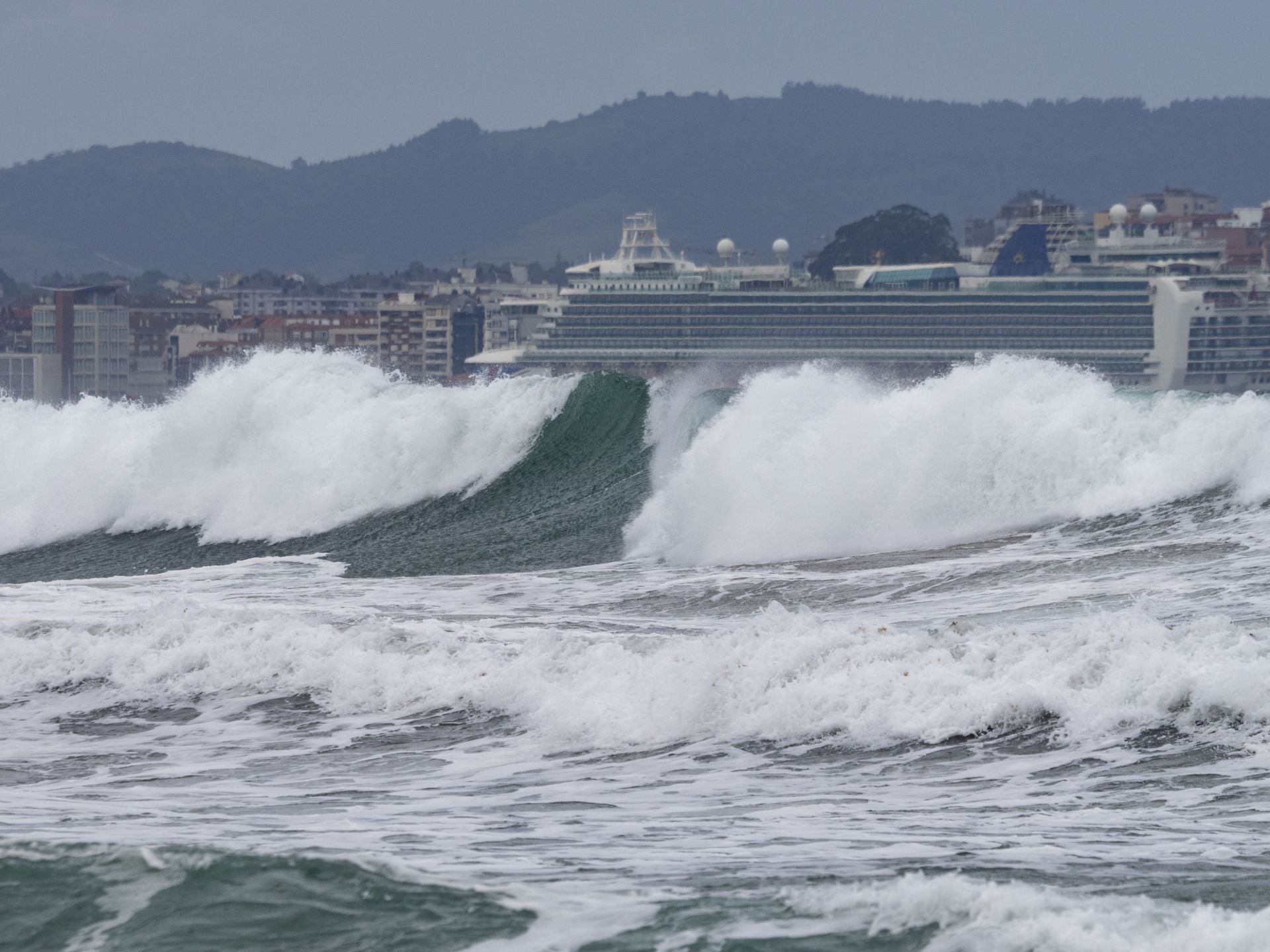El huracán Erin se deja sentir con un impresionante oleaje en Cantabria