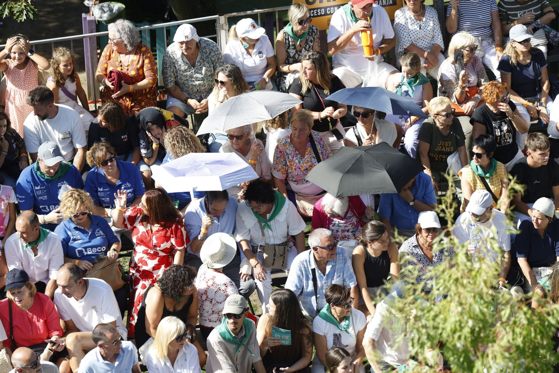 El público espera al inicio del desfile