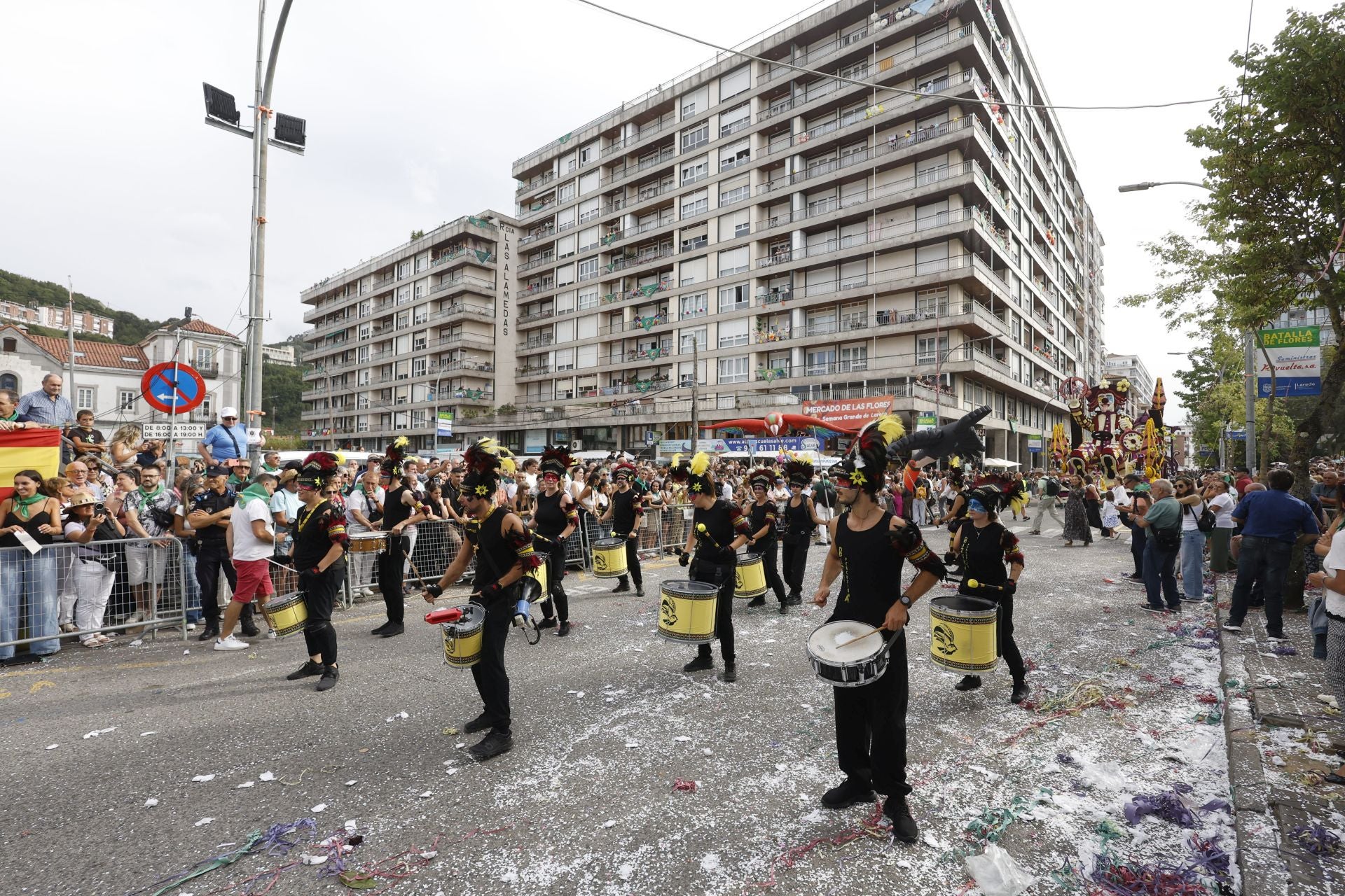 Batucadas y charangas animaron el desfile entre carrozas.