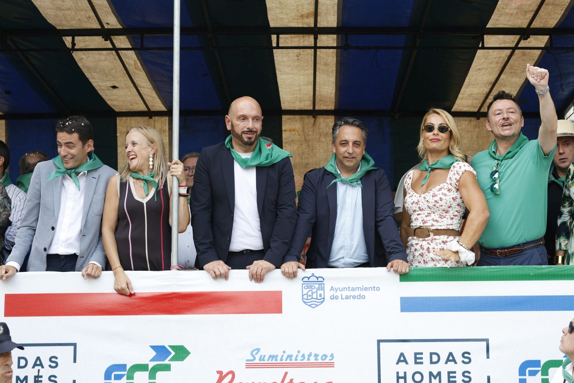 Autoridades políticas y la deportista Lydia Valentín en la grada.