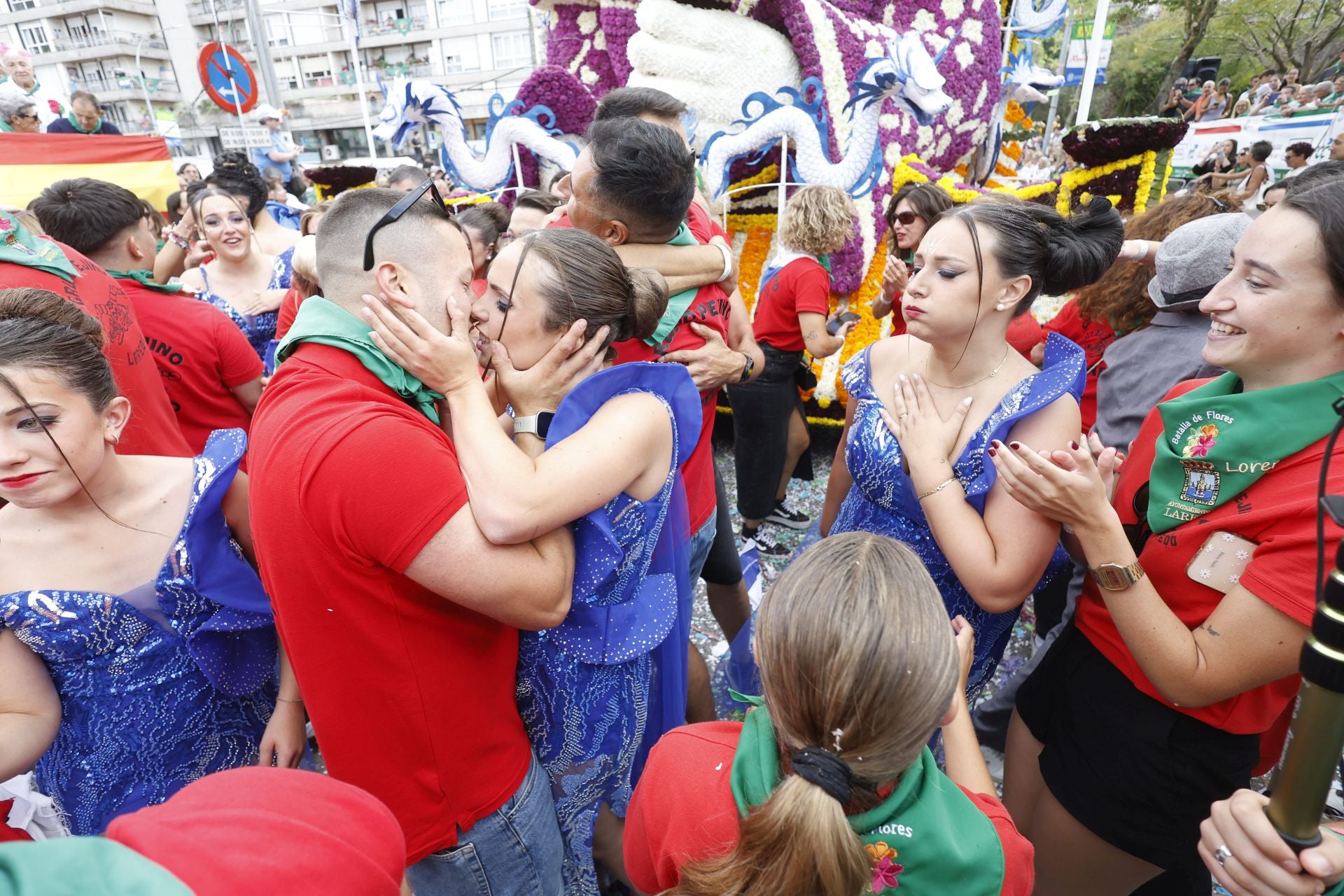 La alegría del Grupo Pejino al ganar por partida doble la Batalla Flores