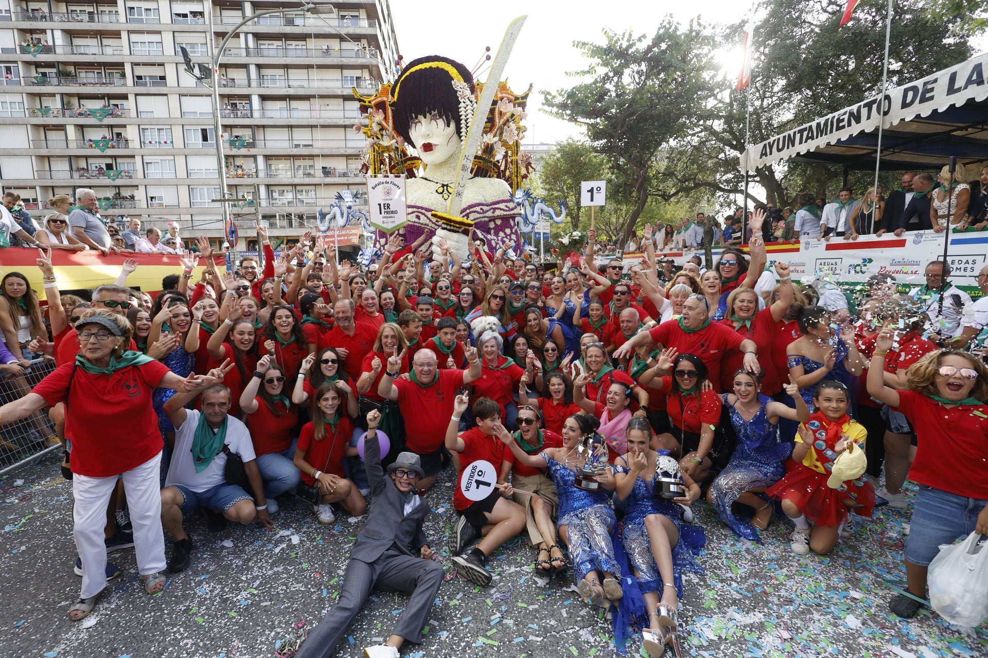El Grupo Pejino posa con su gran obra.
