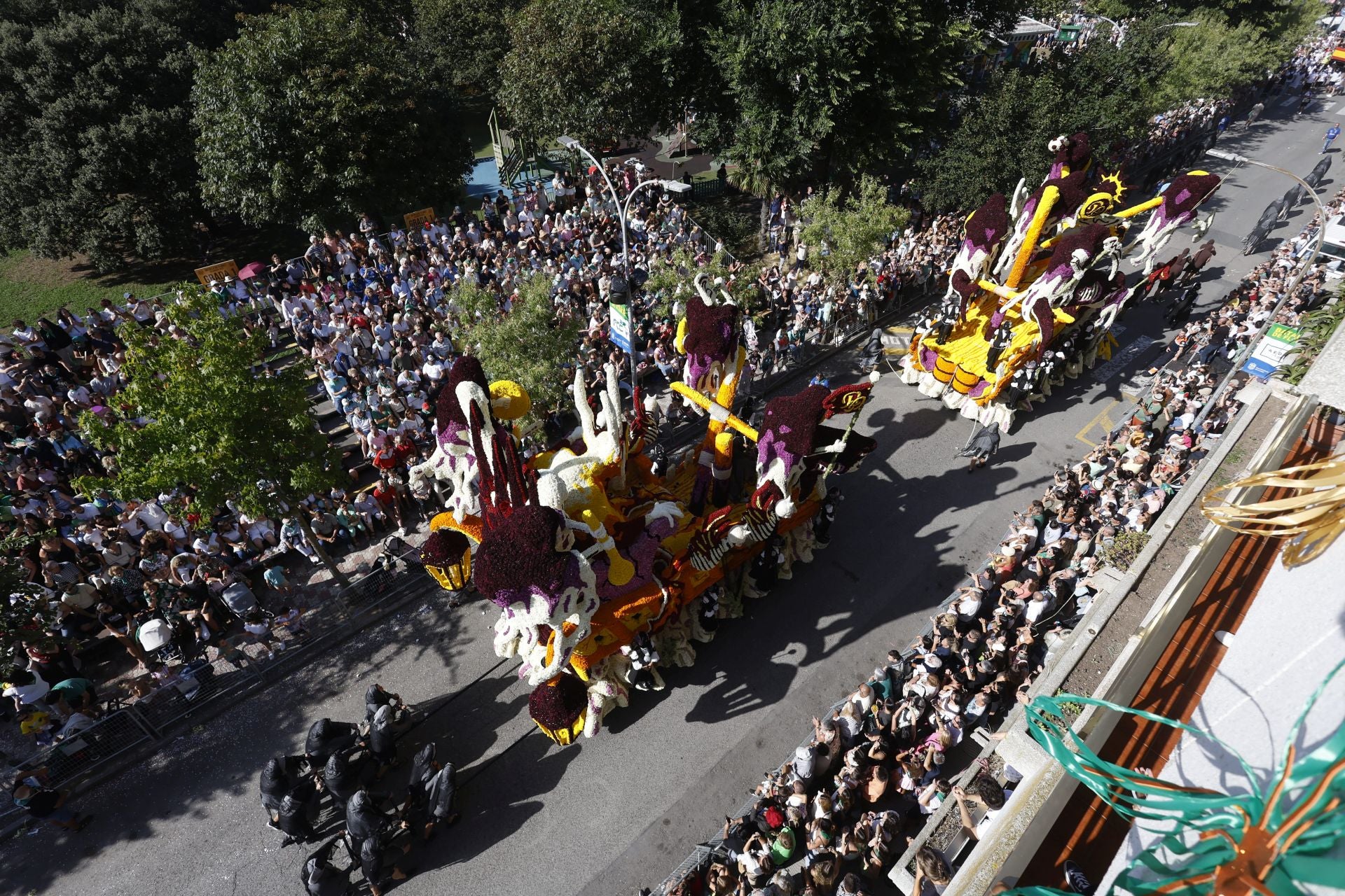 Un momento del desfile de impresionantes carrozas.