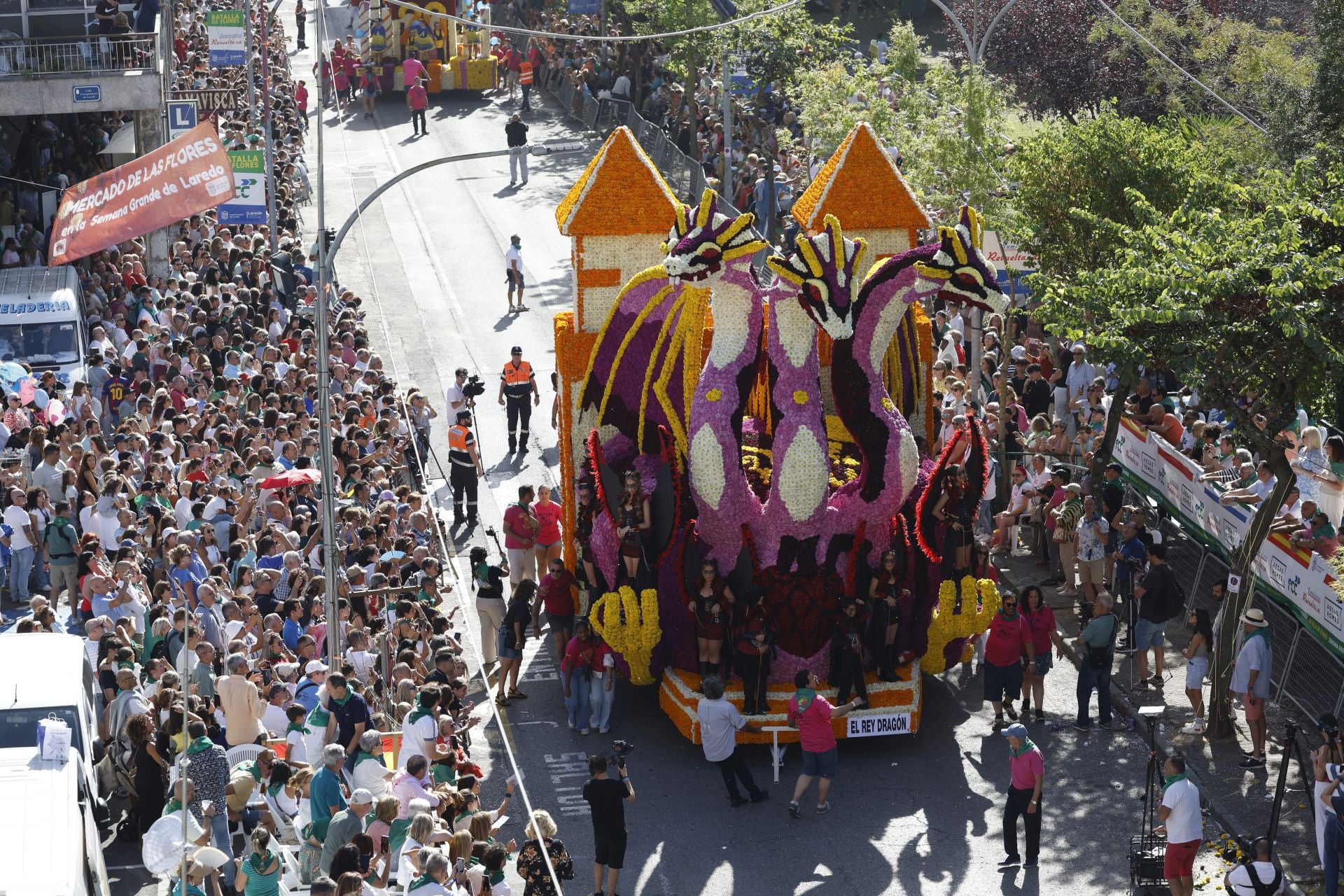 E﻿l rey dragón del grupo Alegoría en pleno recorrido