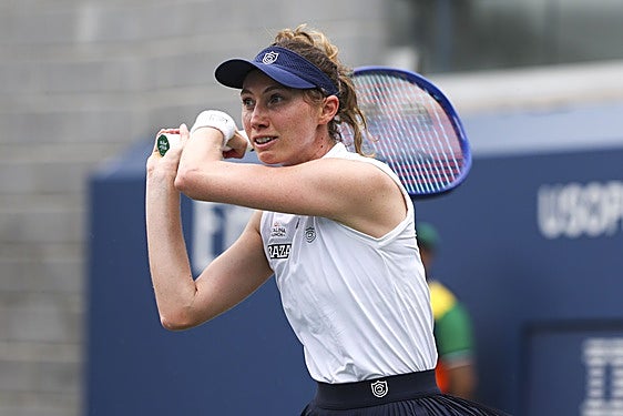 Bucsa devuelve una bola con su revés en el partido ante Mertens.