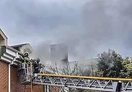Momento de la intervención de los bomberos el día del incendio.