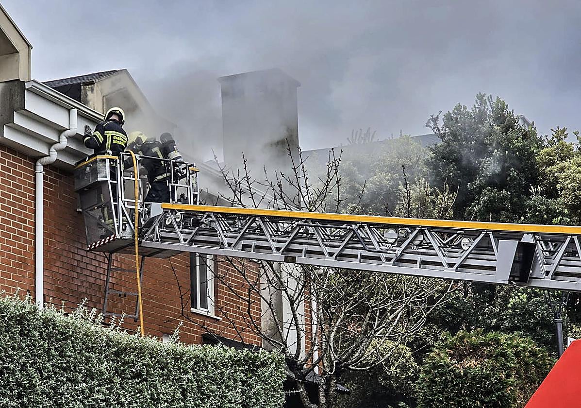 Momento de la intervención de los bomberos el día del incendio.