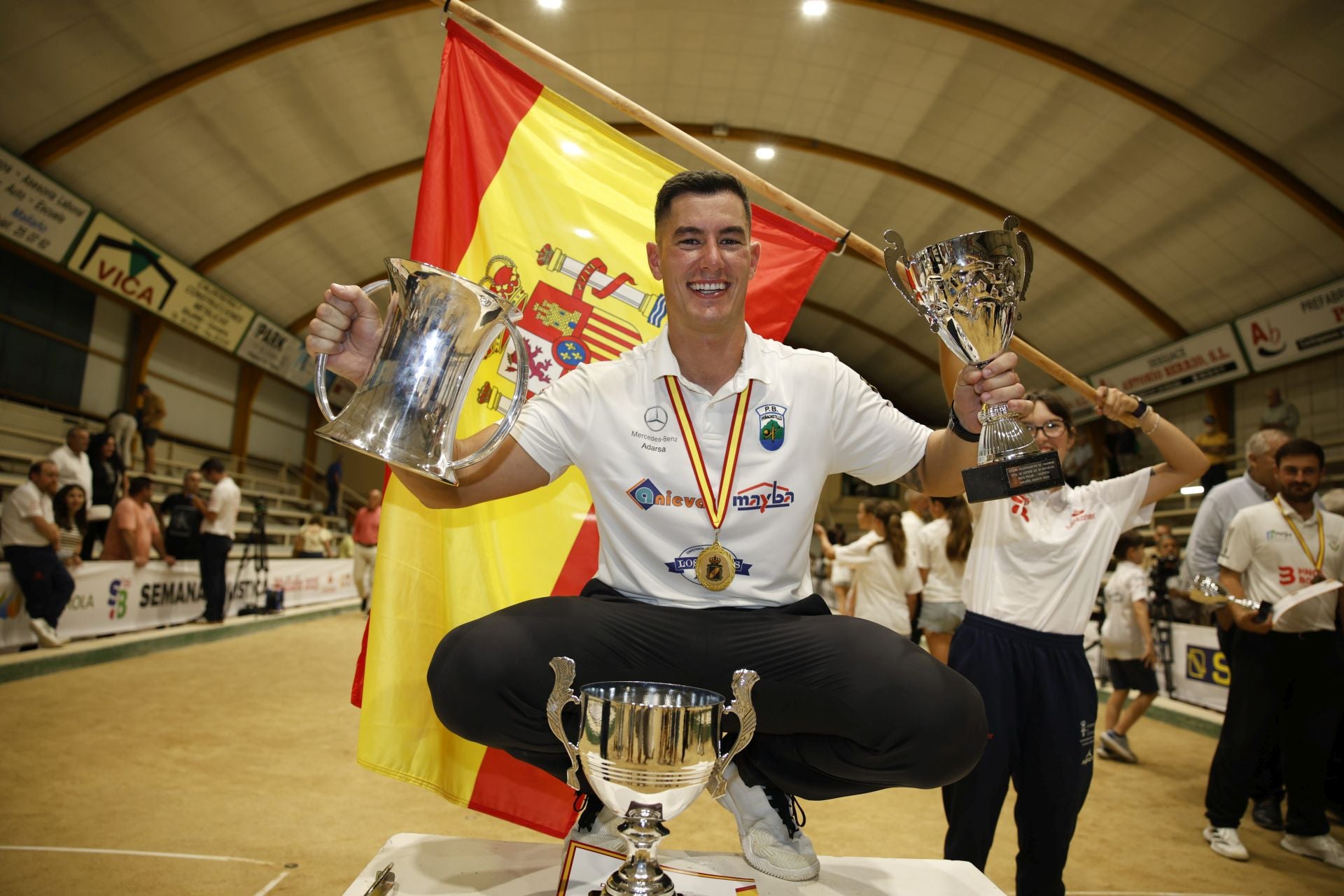 Víctor González con los trofeos de Campeón de España.