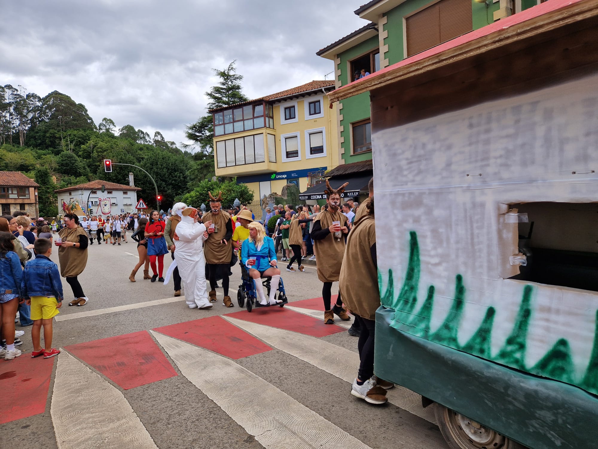 El desfile de carrozas de Novales, en imágenes. Una jornada de humor y diversión para vecinos y visitantes.