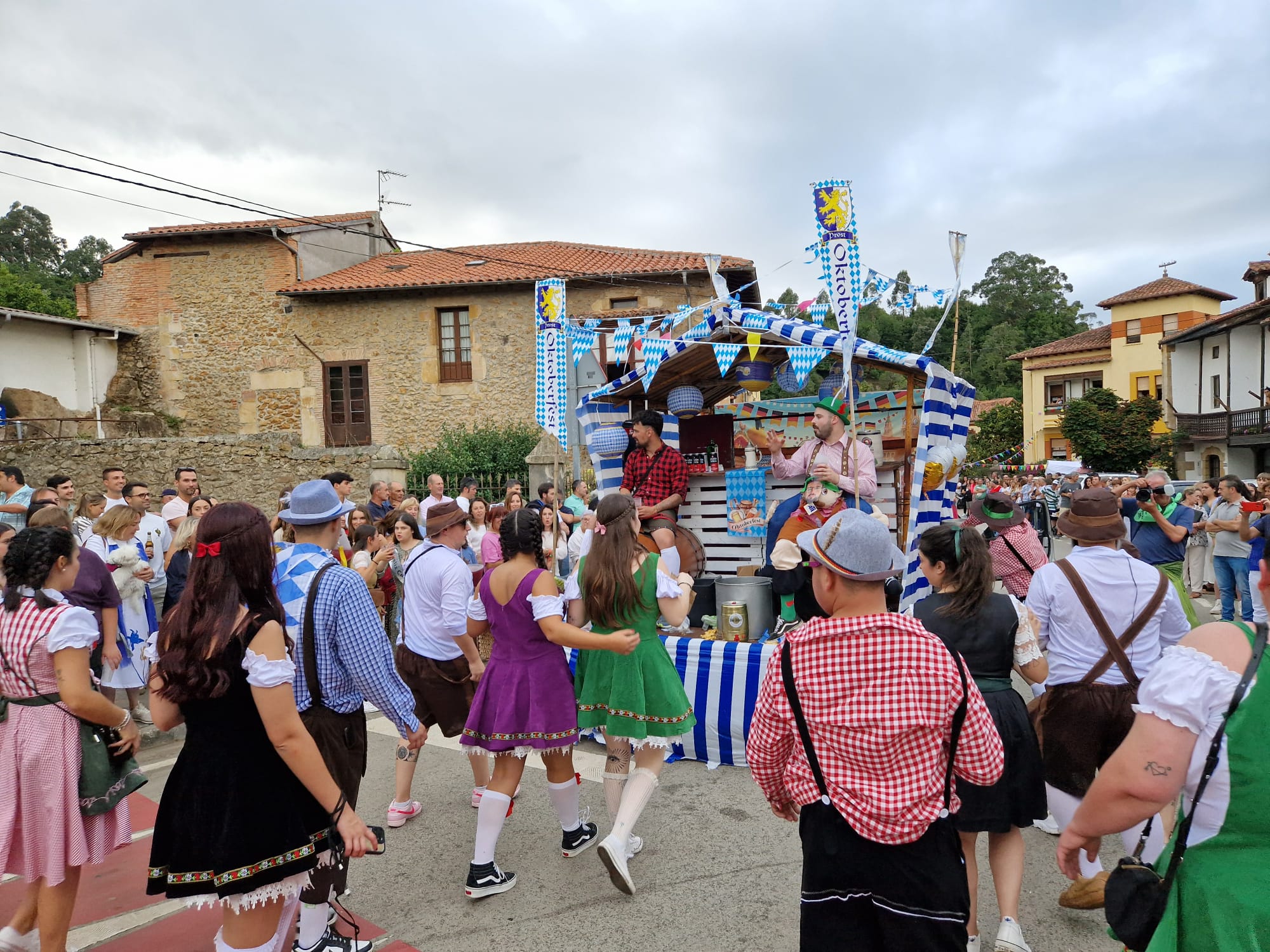 El desfile de carrozas de Novales, en imágenes. Una jornada de humor y diversión para vecinos y visitantes.
