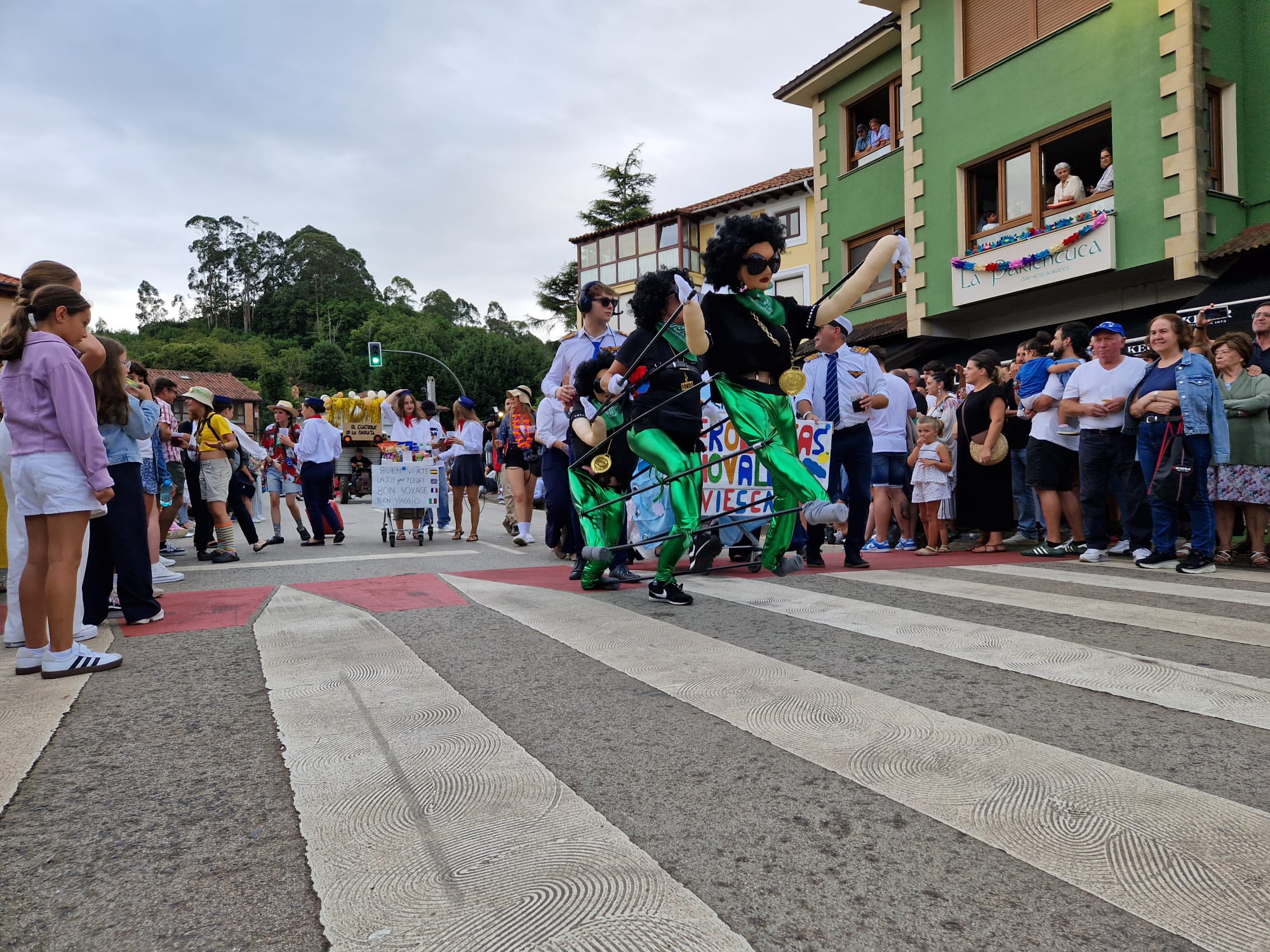 El desfile de carrozas de Novales, en imágenes. Una jornada de humor y diversión para vecinos y visitantes.