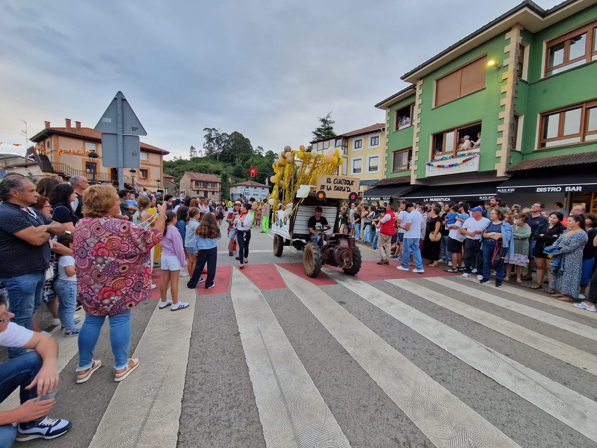 El desfile de carrozas de Novales, en imágenes. Una jornada de humor y diversión para vecinos y visitantes.