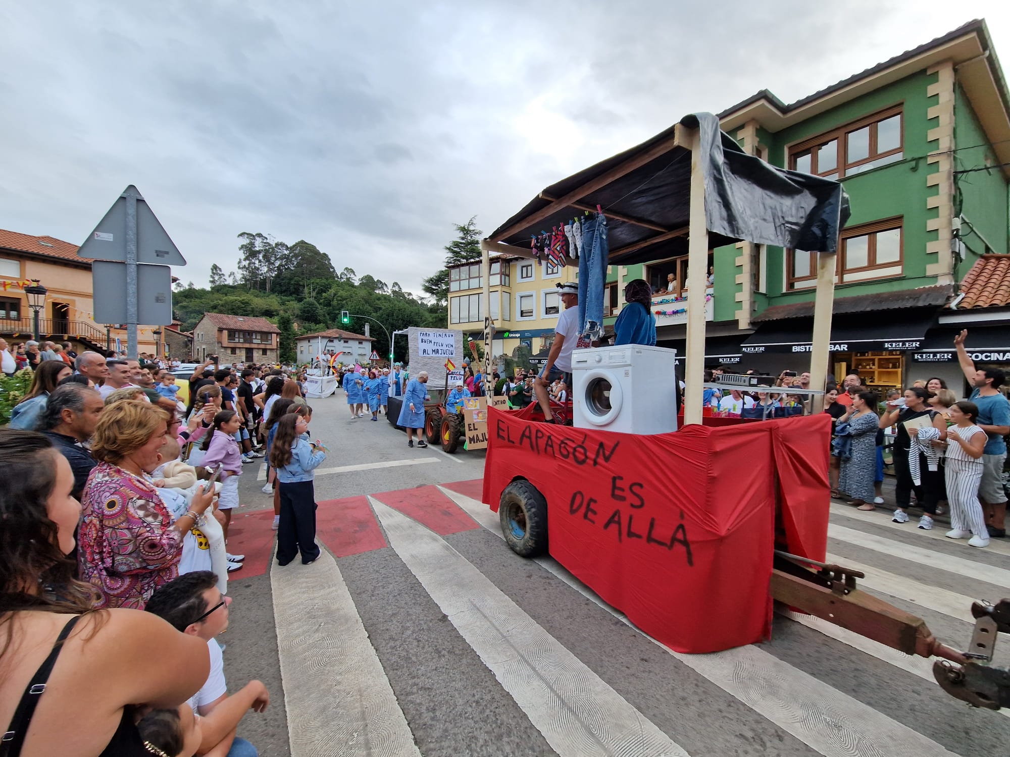 El desfile de carrozas de Novales, en imágenes. Una jornada de humor y diversión para vecinos y visitantes.