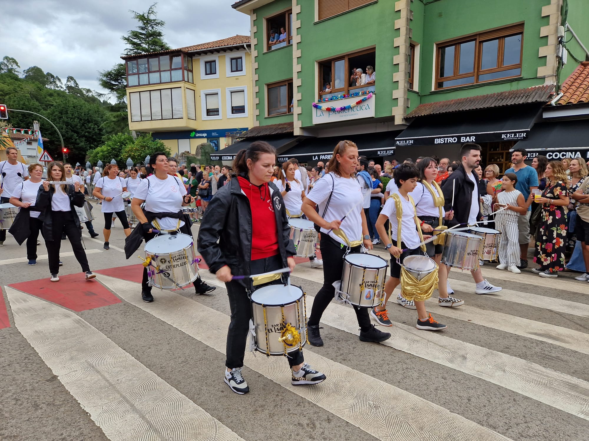 El desfile de carrozas de Novales, en imágenes. Una jornada de humor y diversión para vecinos y visitantes.