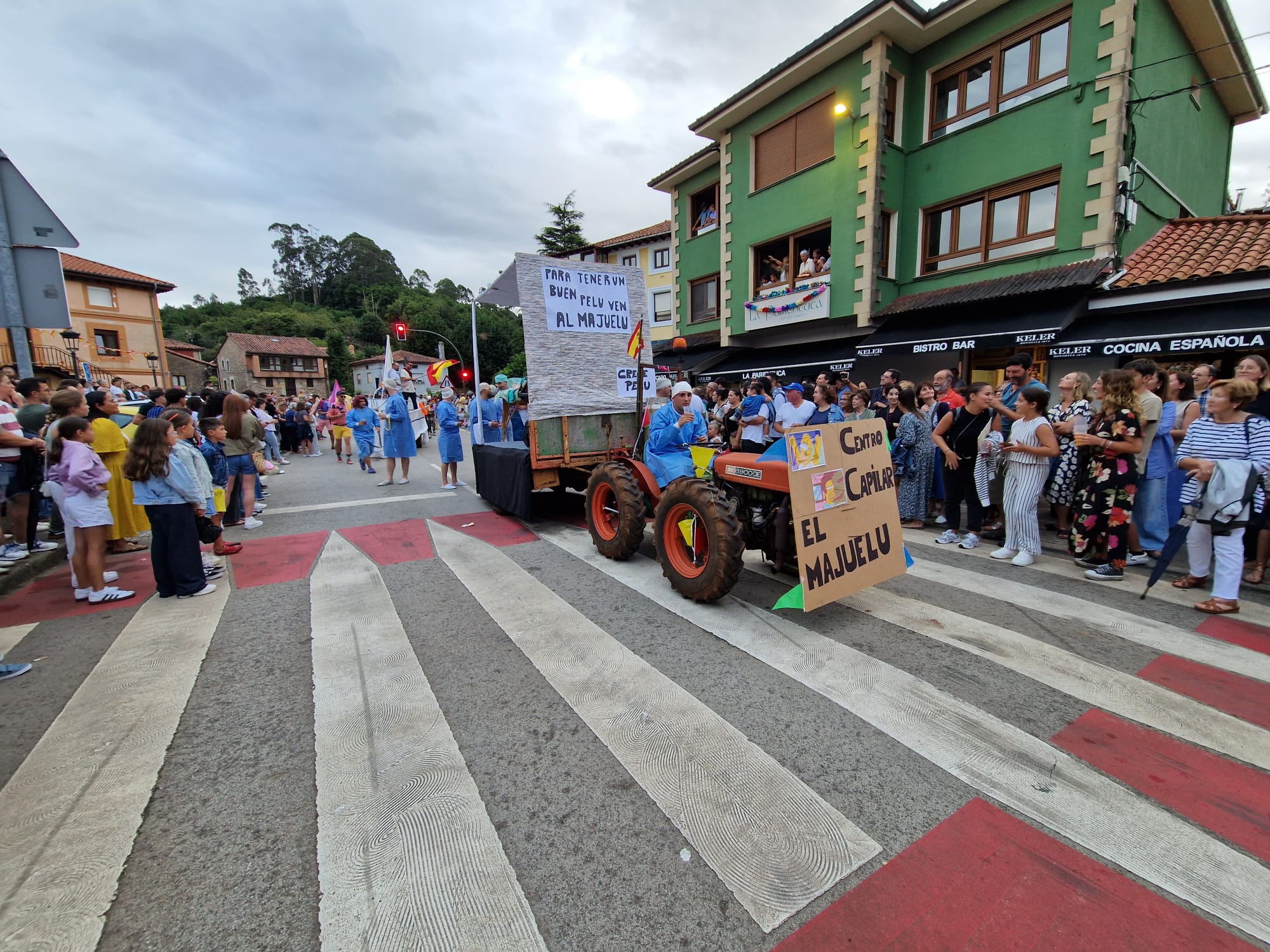 El desfile de carrozas de Novales, en imágenes. Una jornada de humor y diversión para vecinos y visitantes.
