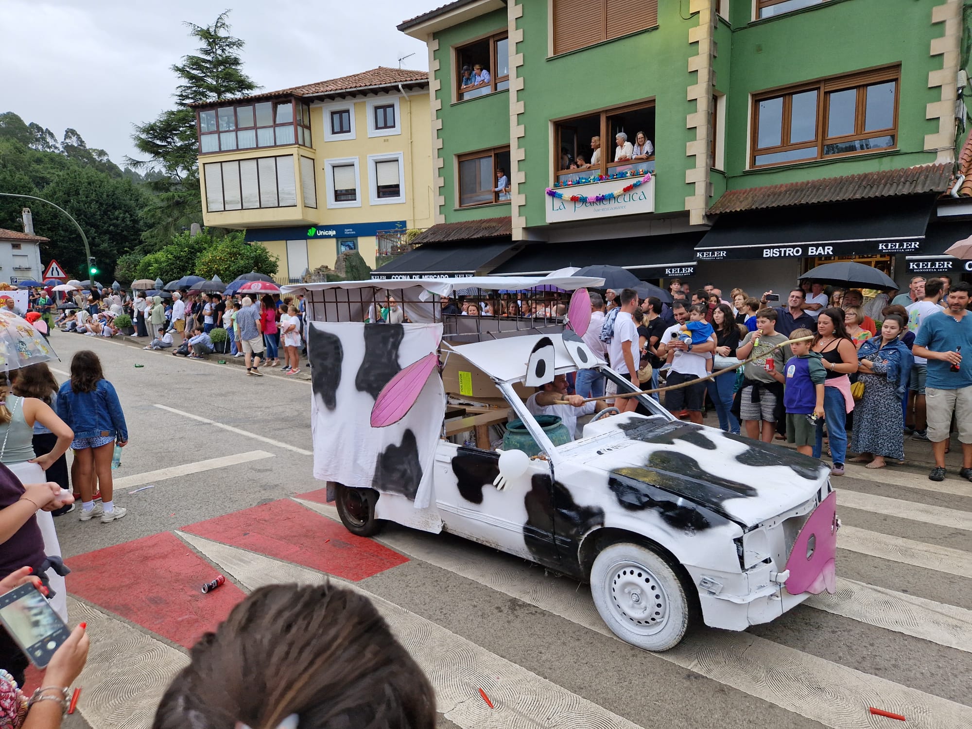 El desfile de carrozas de Novales, en imágenes. Una jornada de humor y diversión para vecinos y visitantes.