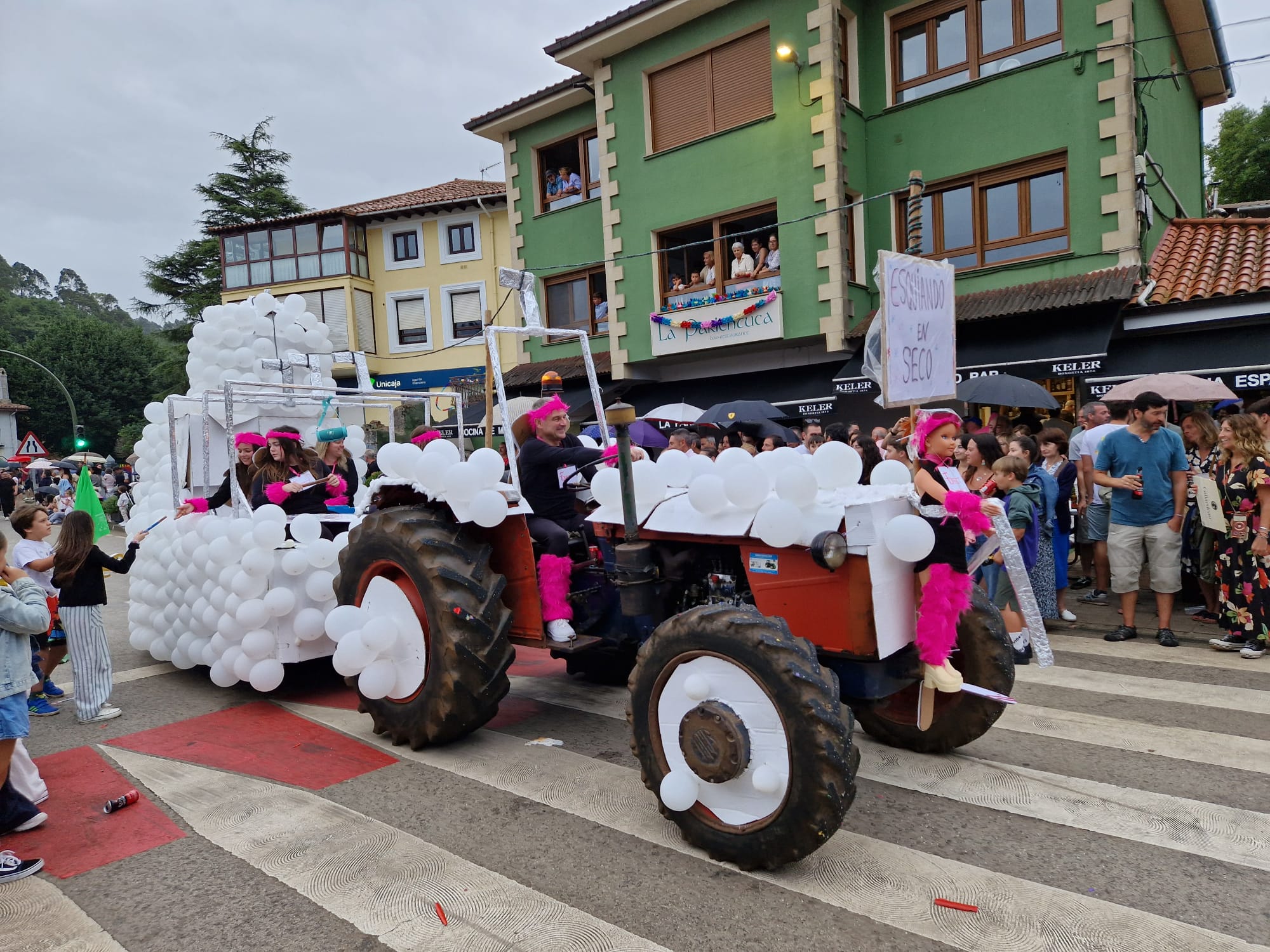 El desfile de carrozas de Novales, en imágenes. Una jornada de humor y diversión para vecinos y visitantes.
