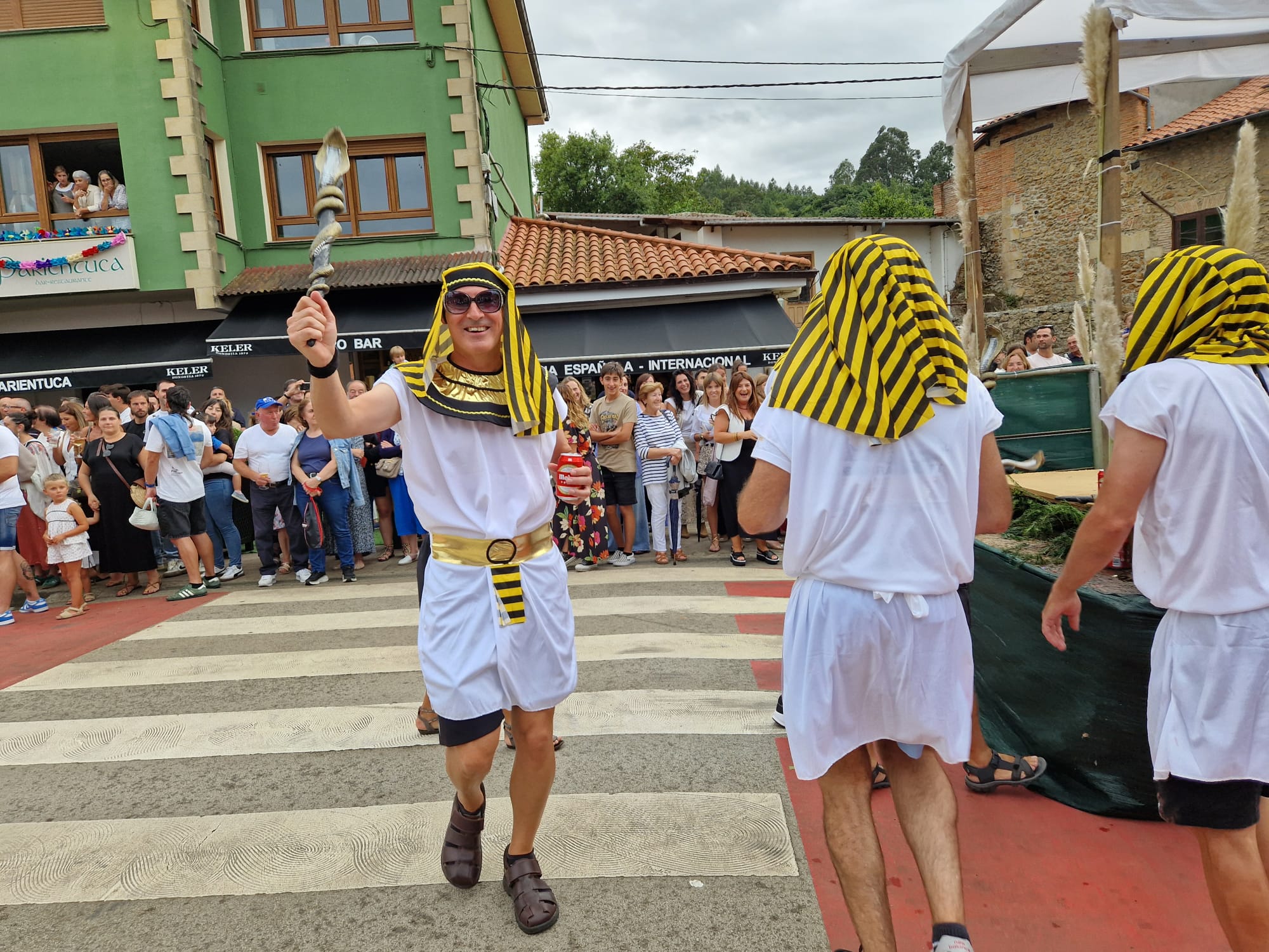 El desfile de carrozas de Novales, en imágenes. Una jornada de humor y diversión para vecinos y visitantes.