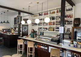Barra del bar, que delata el encanto del establecimiento, que nació como tienda de ultramarinos.