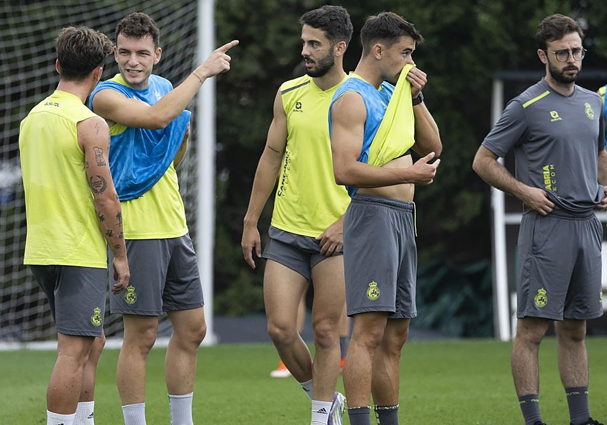 Íñigo Vicente señala a Andrés, que como Villalibre suma tres goles en las dos primeras jornadas.