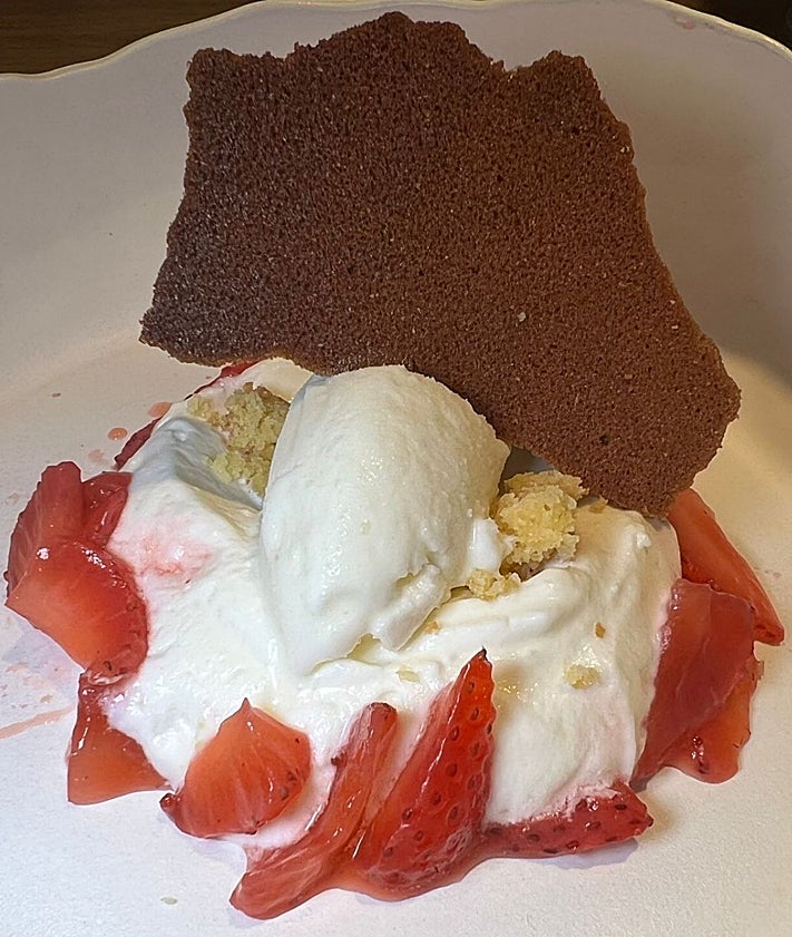 Imagen secundaria 2 - Tartar de bonito y ajoblanco, rodaballo a la brasa y fresas de Galizano con espuma de mascarpone. 