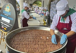 Una de las profesionales encargadas de confeccionar la enorme pandereta, en plena faena.