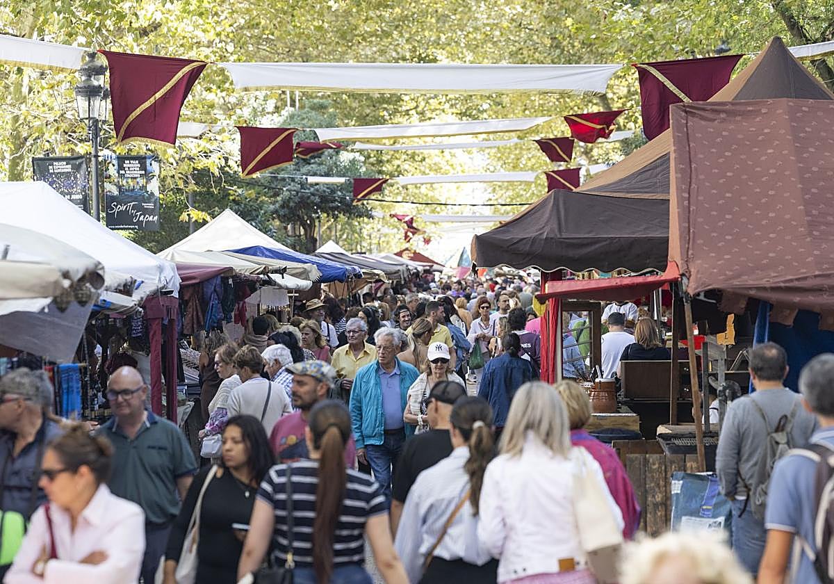 La Alameda de Oviedo de Santander, a rebosar de curiosos con ganas de disfrutar del mercado.