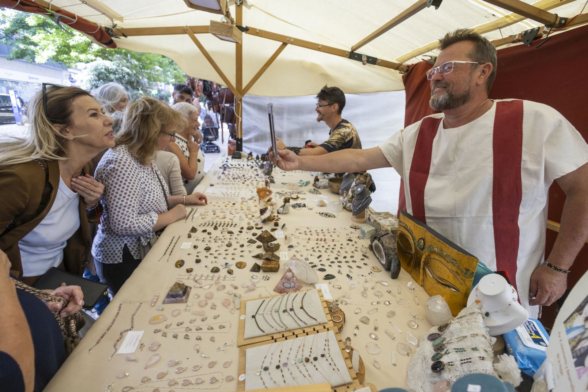 Los comerciantes, siempre dispuestos a ayudar.