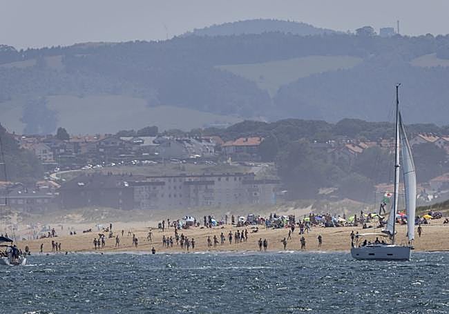 En verano, las embarcaciones pasan el día en la bahía. Mucha gente coge la pedreñera junto al Palecete, en el paseo marítimo para acudir a la playa del Puntal