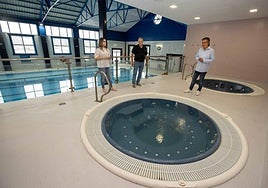 El alcalde y dos de sus concejales visitan las instalaciones recién renovadas.