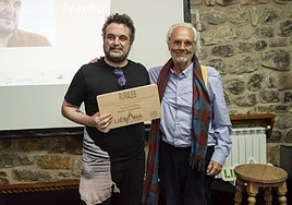 Nacho Vigalondo fue distinguido con el Premio de Honor de 'Rurales', que recibió de manos de Manuel Gutiérrez Aragón.